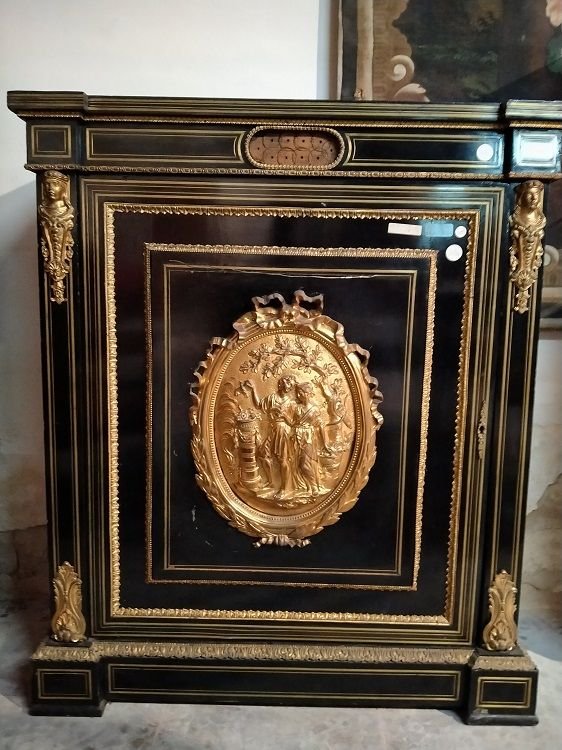 Credenza in stile boulle in legno ebanizzato con grande rosone raffigurante scena galante-photo-2