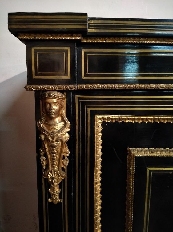 Credenza in stile boulle in legno ebanizzato con grande rosone raffigurante scena galante-photo-3