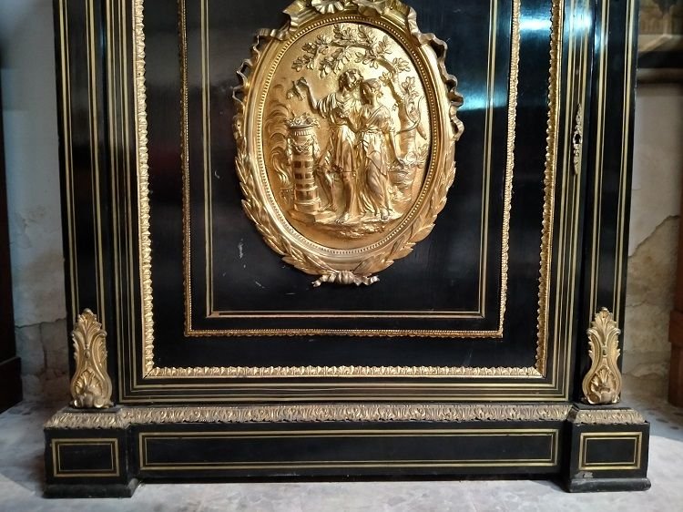 Credenza in stile boulle in legno ebanizzato con grande rosone raffigurante scena galante-photo-4
