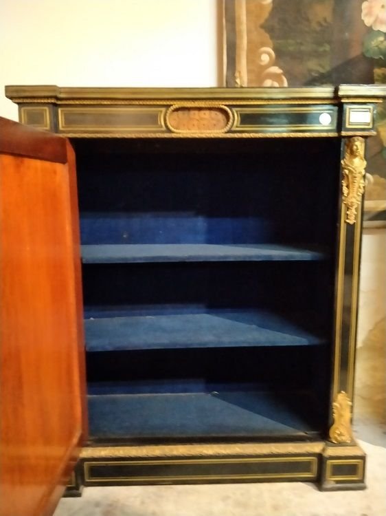 Credenza in stile boulle in legno ebanizzato con grande rosone raffigurante scena galante-photo-2