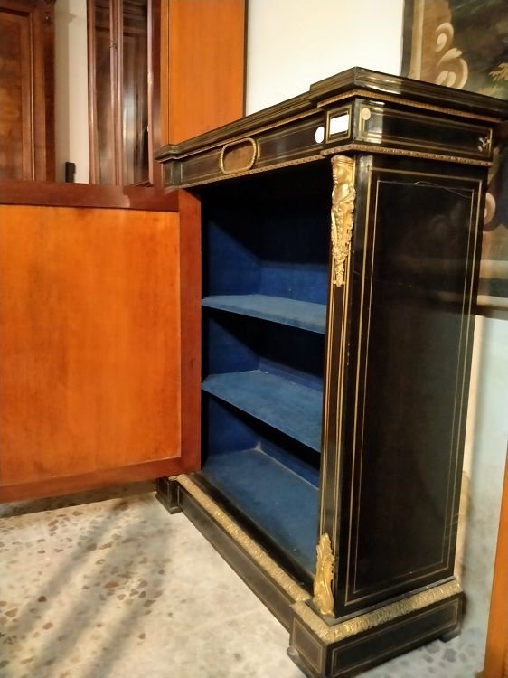 Credenza in stile boulle in legno ebanizzato con grande rosone raffigurante scena galante-photo-3