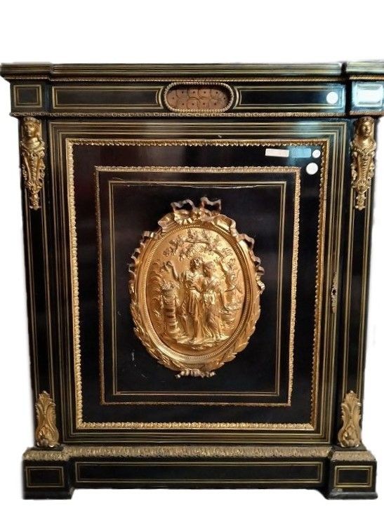 Credenza in stile boulle in legno ebanizzato con grande rosone raffigurante scena galante
