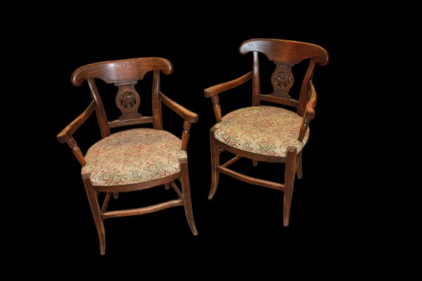 Gruppo di 4 poltrone francesi di fine 1800 stile rustico in legno di noce. Presentano schienale