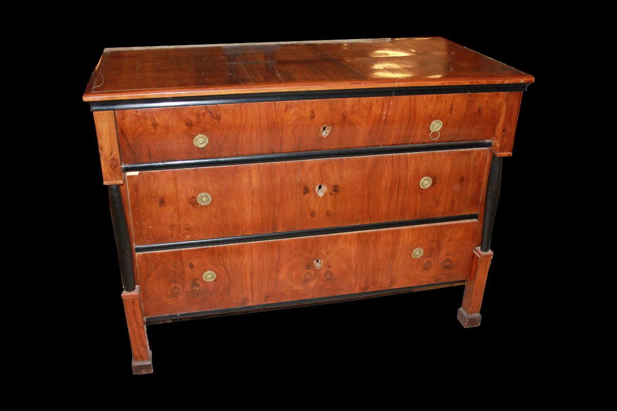 Cassettone Austriaco di metà 1800, stile Impero, in legno di noce. Presenta 3 grandi cassetti c