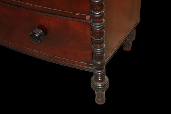 Comoncino inglese della prima metà 1800, stile Regency, in legno di mogano. Presenta 3 grandi c-photo-4
