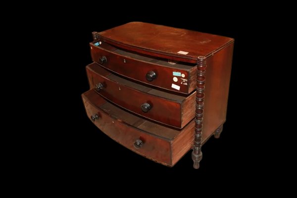 Comoncino inglese della prima metà 1800, stile Regency, in legno di mogano. Presenta 3 grandi c-photo-2