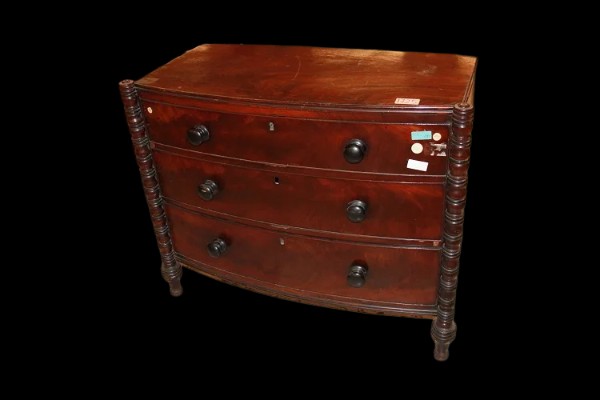Comoncino inglese della prima metà 1800, stile Regency, in legno di mogano. Presenta 3 grandi c