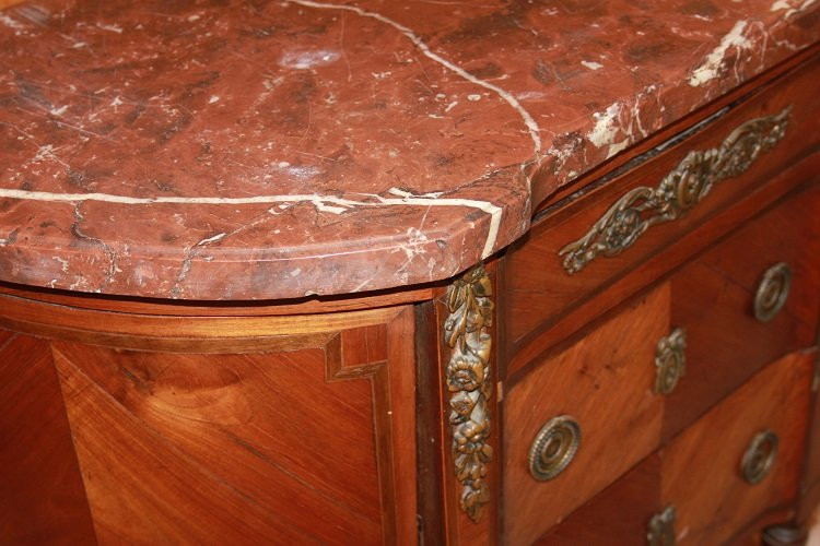 Piccolo cassettone smussato francese di metà 1800, stile Luigi XVI , in legno di bois de violet-photo-3
