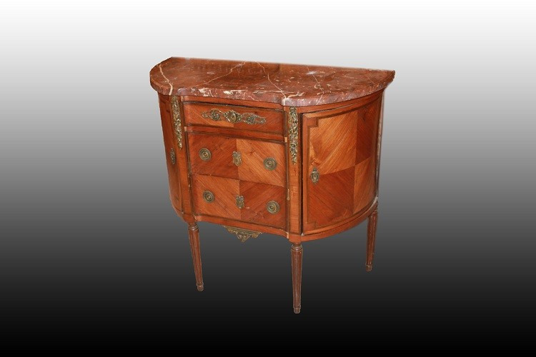 Piccolo cassettone smussato francese di metà 1800, stile Luigi XVI , in legno di bois de violet