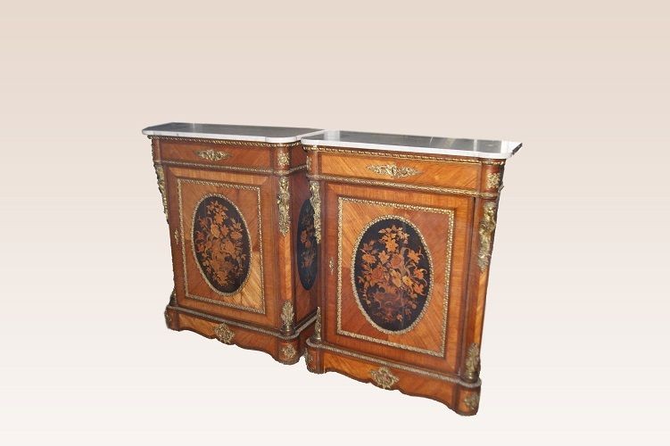 Coppia di credenze francesi della prima metà del 1800, stile Luigi XVI, in legno di bois de ros