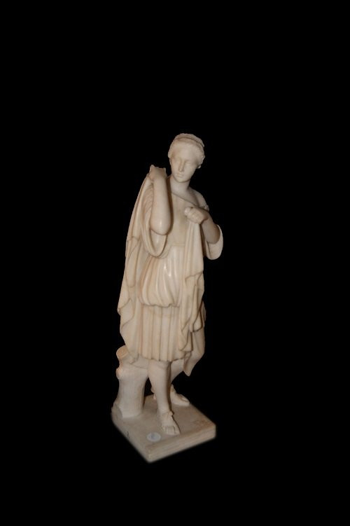 Bellissimo scultura francese della seconda metà del 1800 in marmo. Raffigurata dama in vesti ne-photo-2