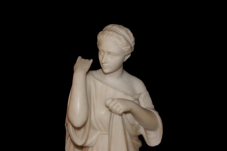 Bellissimo scultura francese della seconda metà del 1800 in marmo. Raffigurata dama in vesti ne-photo-3