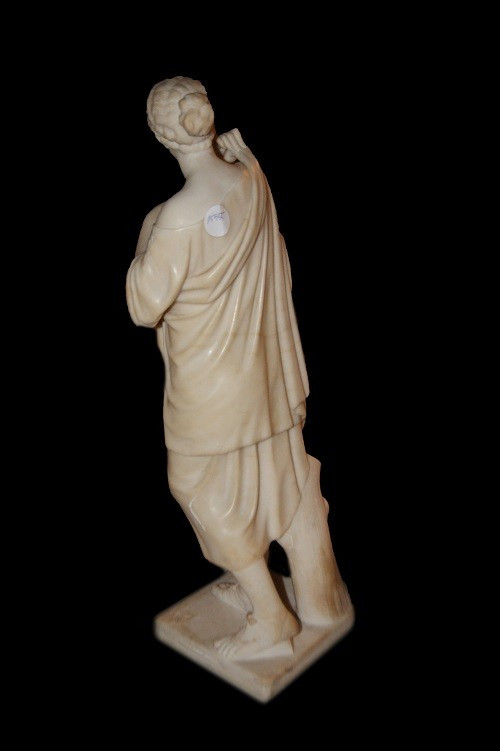Bellissimo scultura francese della seconda metà del 1800 in marmo. Raffigurata dama in vesti ne-photo-1