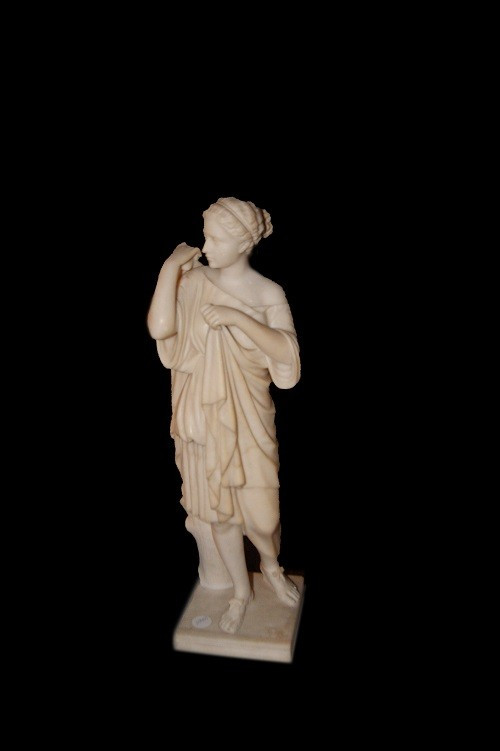 Bellissimo scultura francese della seconda metà del 1800 in marmo. Raffigurata dama in vesti ne