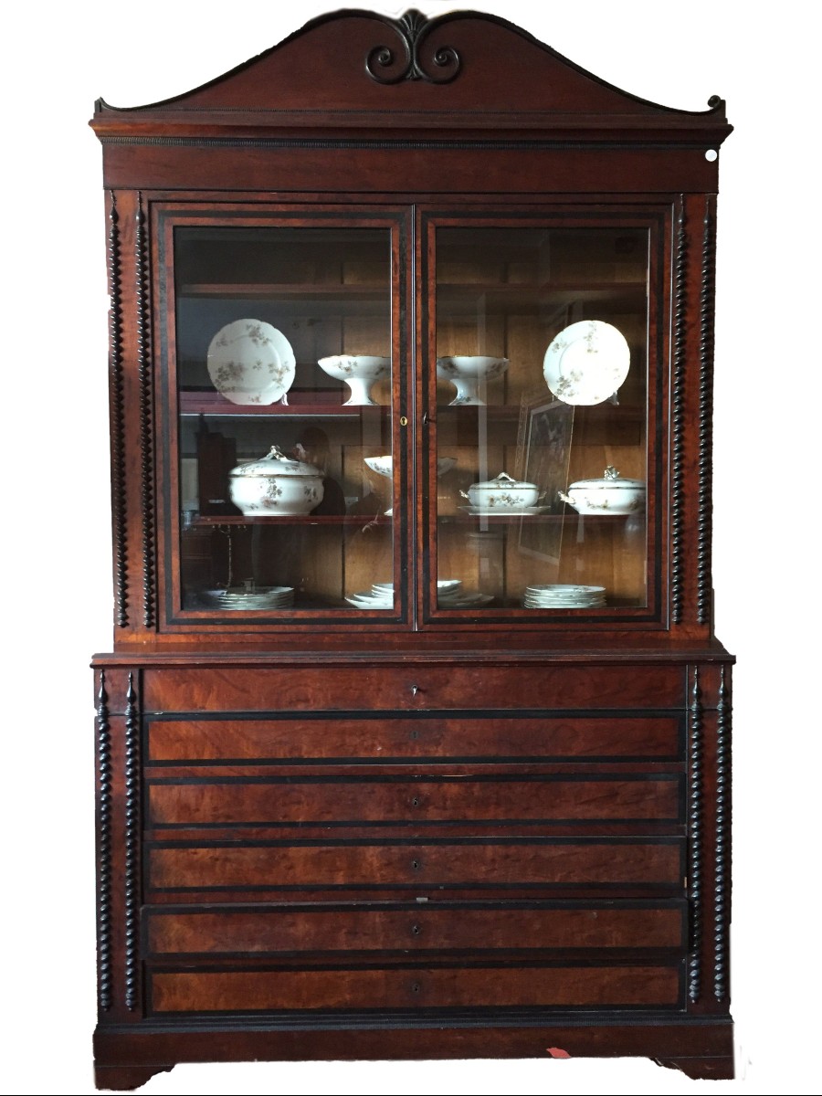 Bookcase in palissandro con parte inferiore composta da ribalta e cassetti mentre la parte supe