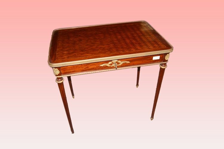 Bellissimo scrittoio francese di metà 1800, stile Luigi XVI, in legno di bois de rose e mogano.