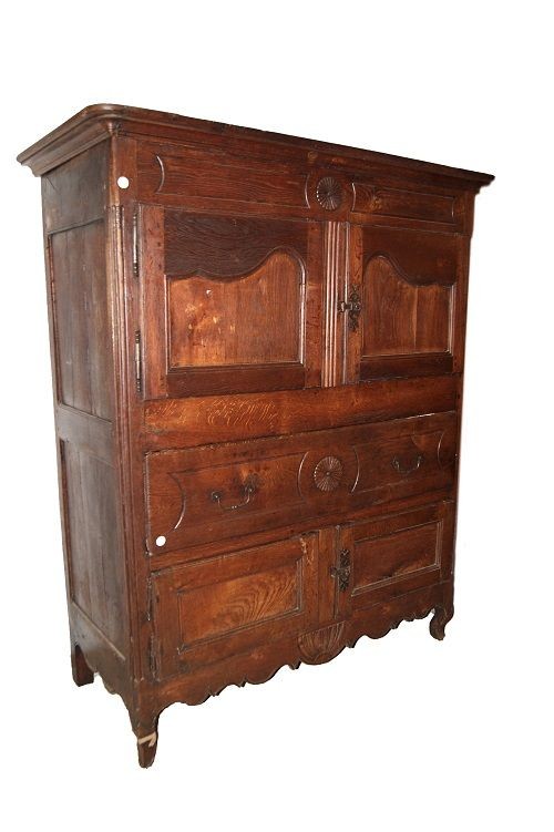 Grande stipo francese di fine 1600 in legno di rovere. Presenta 4 ante, 2 nel corpo superiore