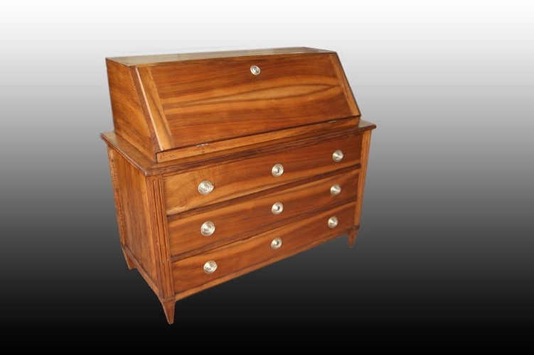 Grande comò francese di fine 1700, stile Luigi XVI, in legno di ciliegio. Presenta corpo superi