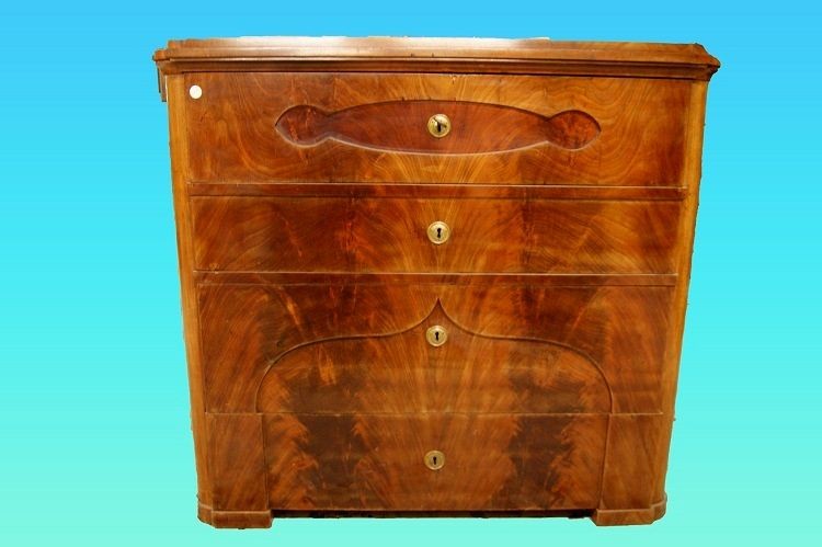 Comò Nord Europa di metà 1800, stile Biedermeier, in legno di mogano e piuma di mogano. Present