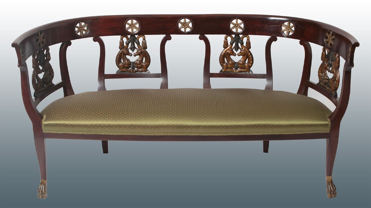 Divano italiano, genovese, di inizio 1800 stile Impero, in legno di mogano. Presenta intagli in