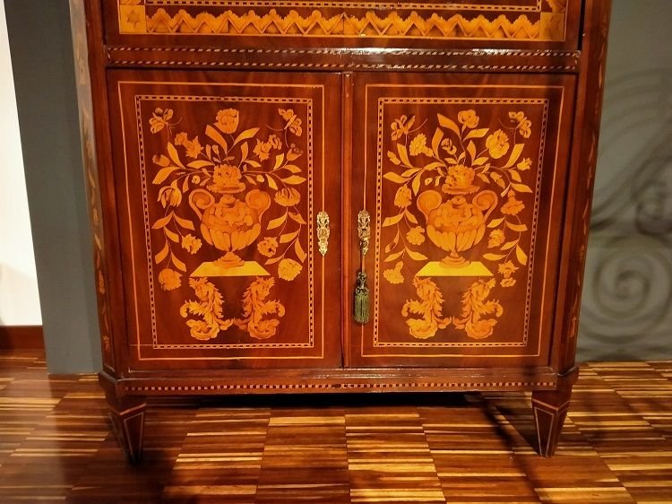 Secretaire olandese della fine 1700 riccamente intarsiato, a motivo floreale, da vari legni pol-photo-2