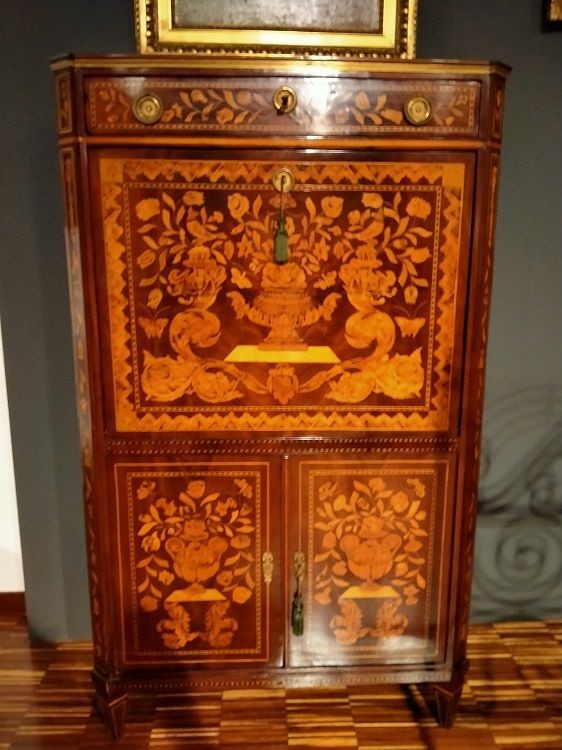 Secretaire olandese della fine 1700 riccamente intarsiato, a motivo floreale, da vari legni pol