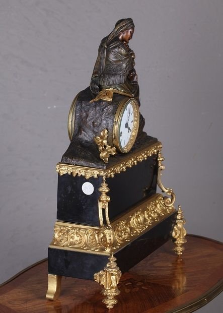 Orologio francese di metà 1800, in bronzo e marmo nero, raffigurante maternità.  Provenienza: F-photo-4