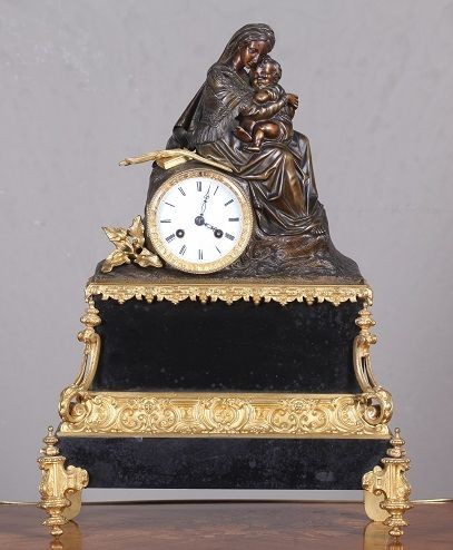 Orologio francese di metà 1800, in bronzo e marmo nero, raffigurante maternità.  Provenienza: F
