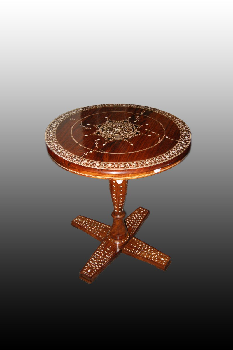 Bellissimo tavolino circolare inglese di metà 1800, stile Orientale, in legno di palissandro