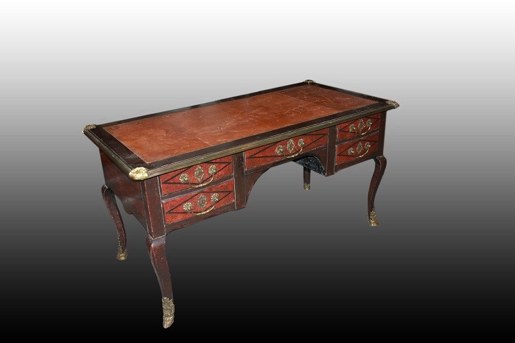 Bellissima scrivania francese di fine 1800 inizio 1900, stile Luigi XV, in legno laccato tinto 