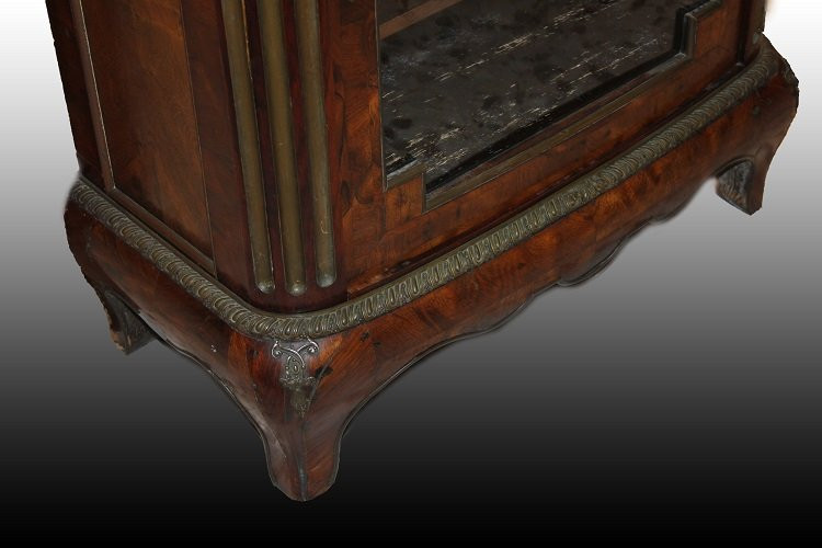 Graziosa vetrinetta bassa francese di metà 1800, stile Luigi XV, in legno di noce-photo-4