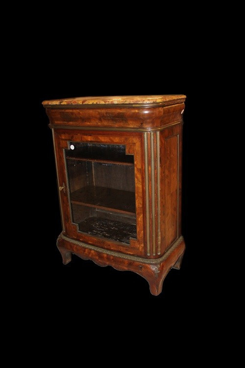Graziosa vetrinetta bassa francese di metà 1800, stile Luigi XV, in legno di noce