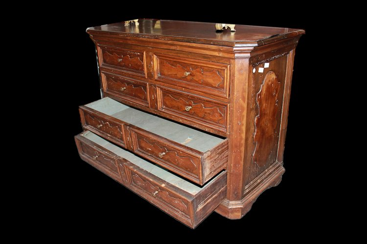 Superbo cassettone italiano toscano del 1600 secolo realizzato in pregiato legno di noce-photo-1