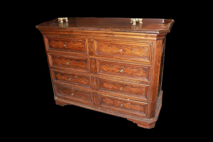 Superbo cassettone italiano toscano del 1600 secolo realizzato in pregiato legno di noce