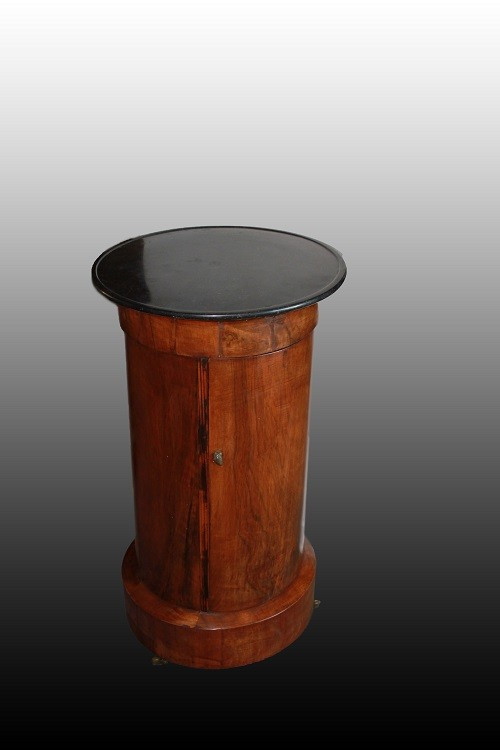 Grazioso mobiletto comodino a colonna francese di metà 1800, stile Direttorio, in legno di moga