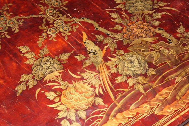 Tavolino basso cinese di inizio 1900 in legno laccato. Presenta piano decorato con pitture raff-photo-4