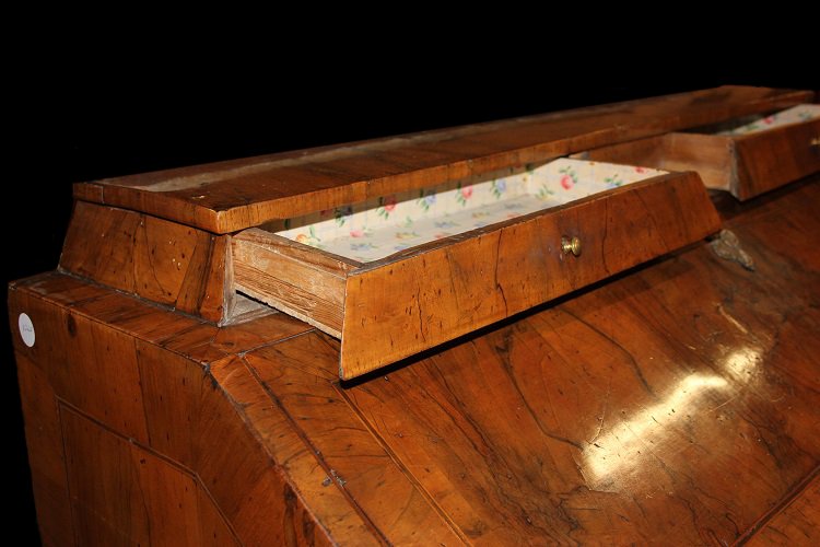 Ribalta italiana di metà 1700, stile Luigi XV, in legno di noce e radica di noce-photo-1