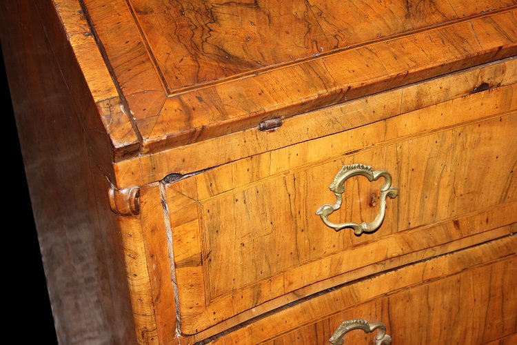 Ribalta italiana di metà 1700, stile Luigi XV, in legno di noce e radica di noce-photo-2