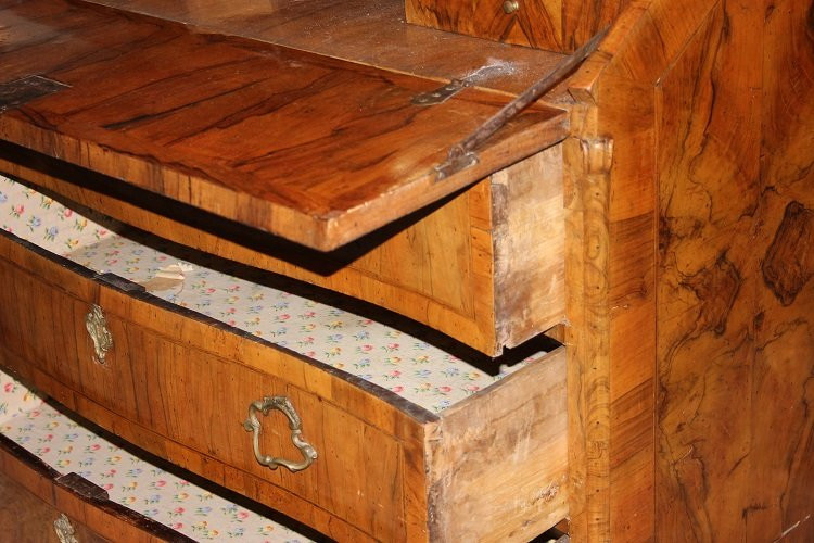 Ribalta italiana di metà 1700, stile Luigi XV, in legno di noce e radica di noce-photo-7