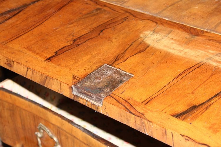 Ribalta italiana di metà 1700, stile Luigi XV, in legno di noce e radica di noce-photo-8
