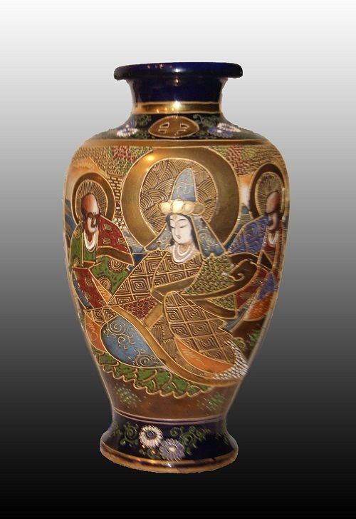 Coppia di vasi Giapponesi Satsuma di metà 1800 riccamente decorati su fondo blu con personaggi.-photo-2