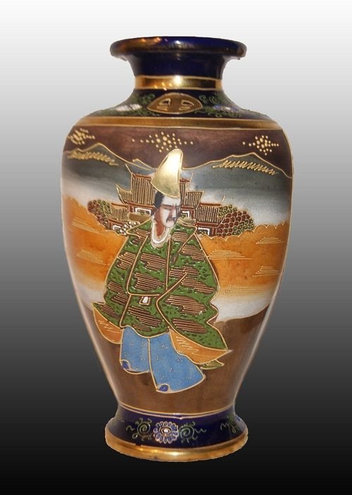 Coppia di vasi Giapponesi Satsuma di metà 1800 riccamente decorati su fondo blu con personaggi.-photo-3