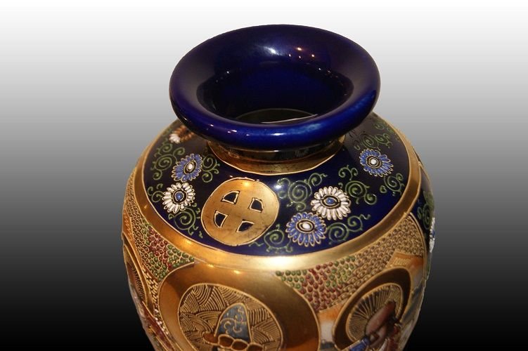 Coppia di vasi Giapponesi Satsuma di metà 1800 riccamente decorati su fondo blu con personaggi.-photo-4