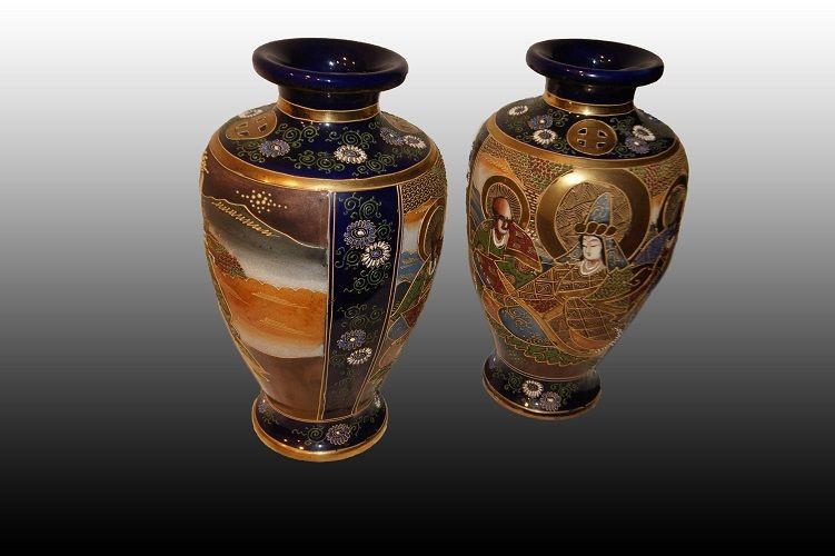 Coppia di vasi Giapponesi Satsuma di metà 1800 riccamente decorati su fondo blu con personaggi.