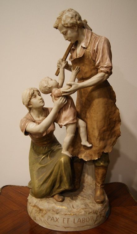 Scultura in porcellana biscuit di fine 1800 Royal manifattura Dux Bohemia intitolata Pax et Lab