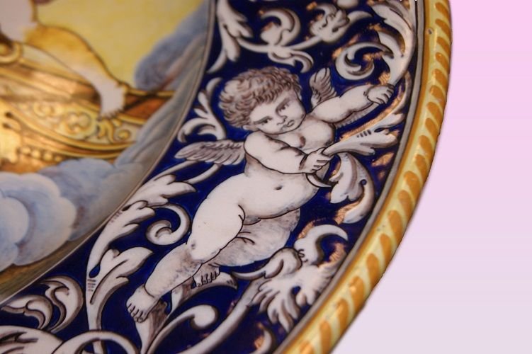 Bellissimo piatto francese di fine 1800 in ceramica riccamente decorata con scena-photo-1