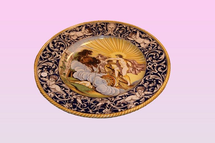 Bellissimo piatto francese di fine 1800 in ceramica riccamente decorata con scena