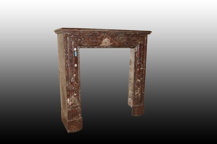 Piccolo camino francese della seconda metà del 1800, stile Impero, in marmo rosso Francia.  Pro