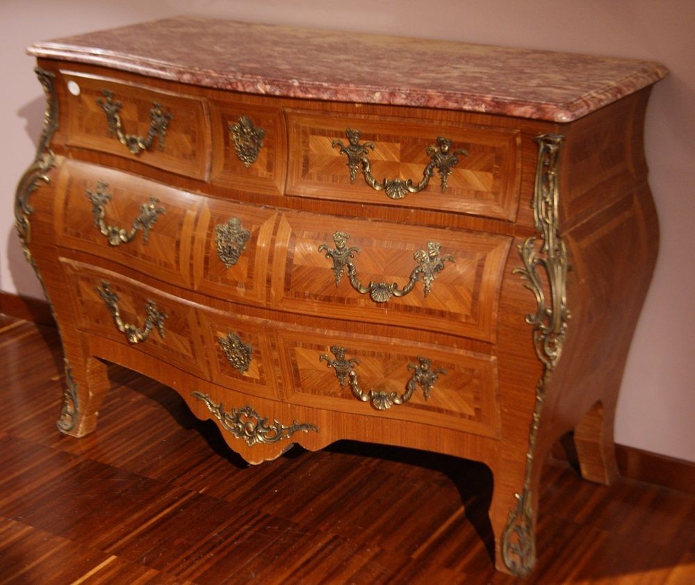 Comò francese della seconda metà del 1800, stile Reggenza, in legno di bois de rose