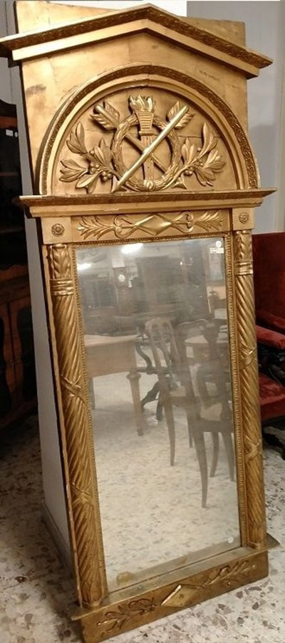 Specchiera in legno intagliato e dorato. Presenti montanti laterali a colonna mentre la ricca -photo-3